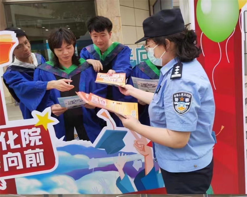 民警潘雪莎開展校園宣防。羅維舟攝