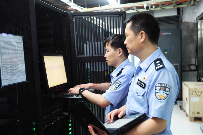 科信民警在機(jī)房工作中。徐飛攝