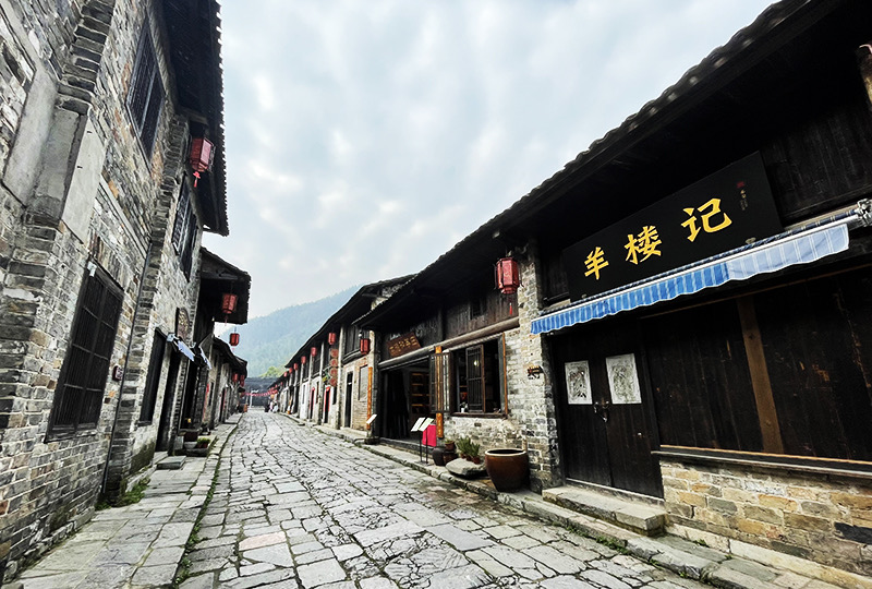 湖北省赤壁市羊樓洞古鎮(zhèn)古街。人民網(wǎng)記者 關(guān)喜艷攝