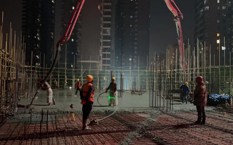 漢口醫(yī)院心肺康復(fù)大樓塔樓夜間施工現(xiàn)場(chǎng)作業(yè)。 受訪者供圖