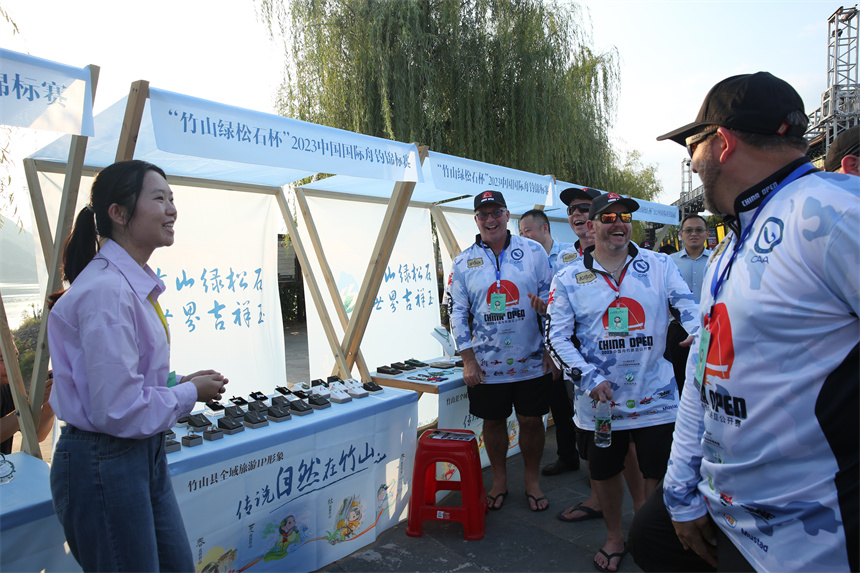 國內(nèi)外名精英釣手參觀竹山綠松石展品。章偉攝