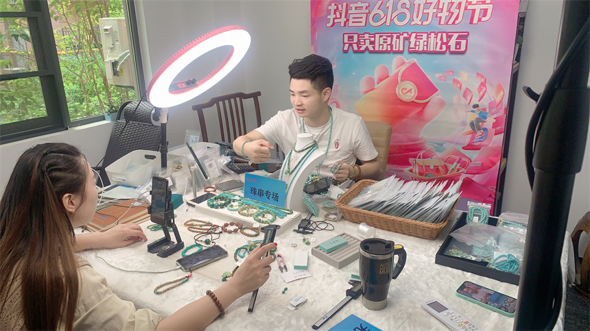 竹山抖音電商直播基地，綠松石主播推介竹山綠松石飾品。向繼華攝