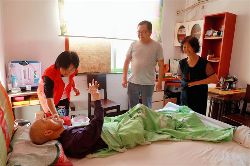 志愿者為失能老人提供居家上門服務(wù)。程思攝