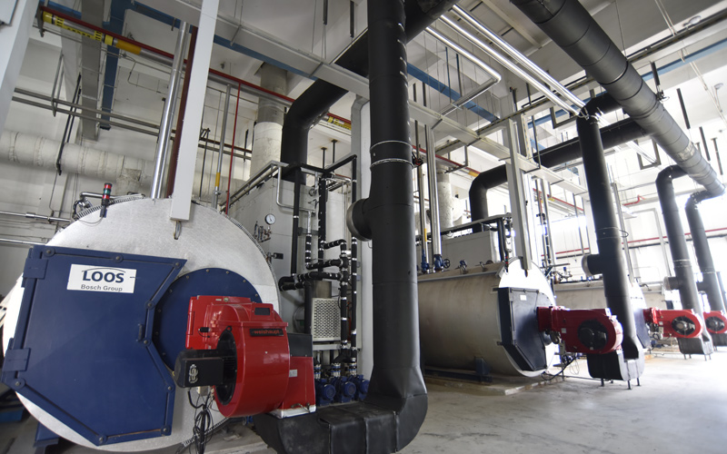 安裝了降氮設備的10噸燃氣鍋爐、氮氧化物排放濃度降到30毫克立方米以內(nèi)。駱毅攝