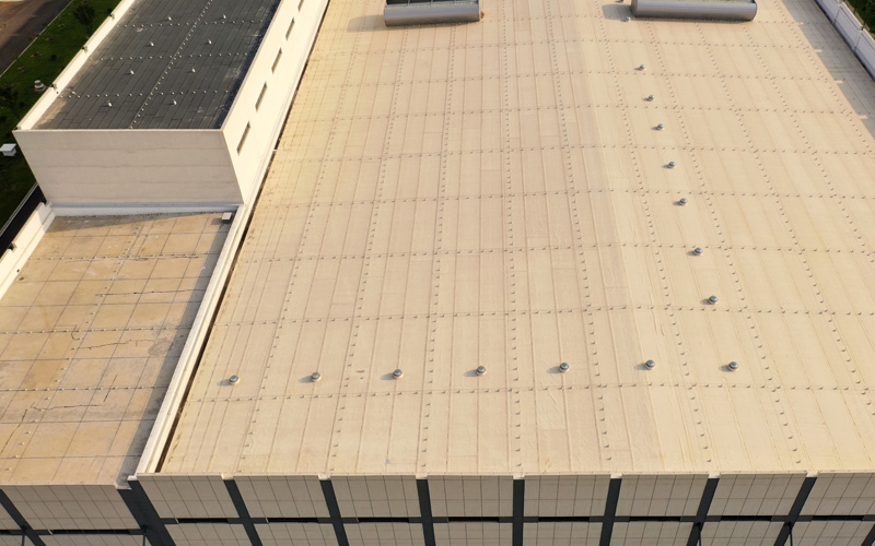 襄陽卷煙廠聯(lián)合工房上安裝的自然采光及光導(dǎo)照明系統(tǒng)導(dǎo)光管。馬強攝