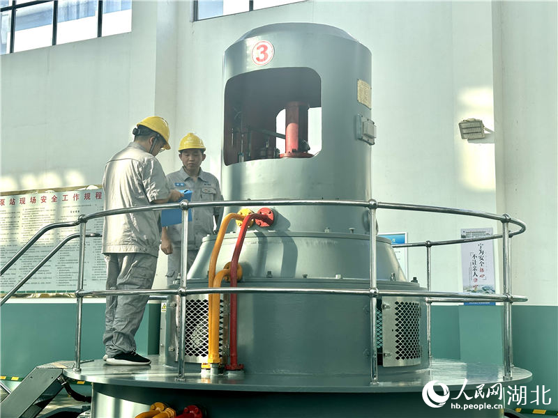 樊口電排站管理處電排運(yùn)行中心工作人員對(duì)泵站進(jìn)行維護(hù)。人民網(wǎng)記者 張沛攝