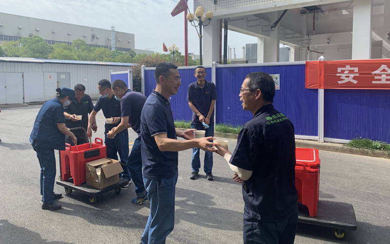 新業(yè)薄片公司黨委班子服務(wù)群眾送清涼。徐鵬攝