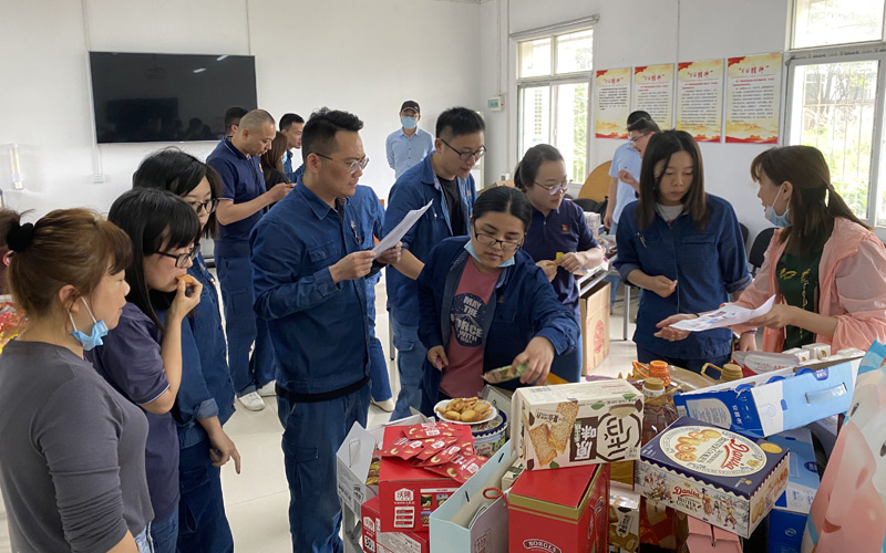 新業(yè)薄片公司職工福利品鑒會(huì)。徐鵬攝