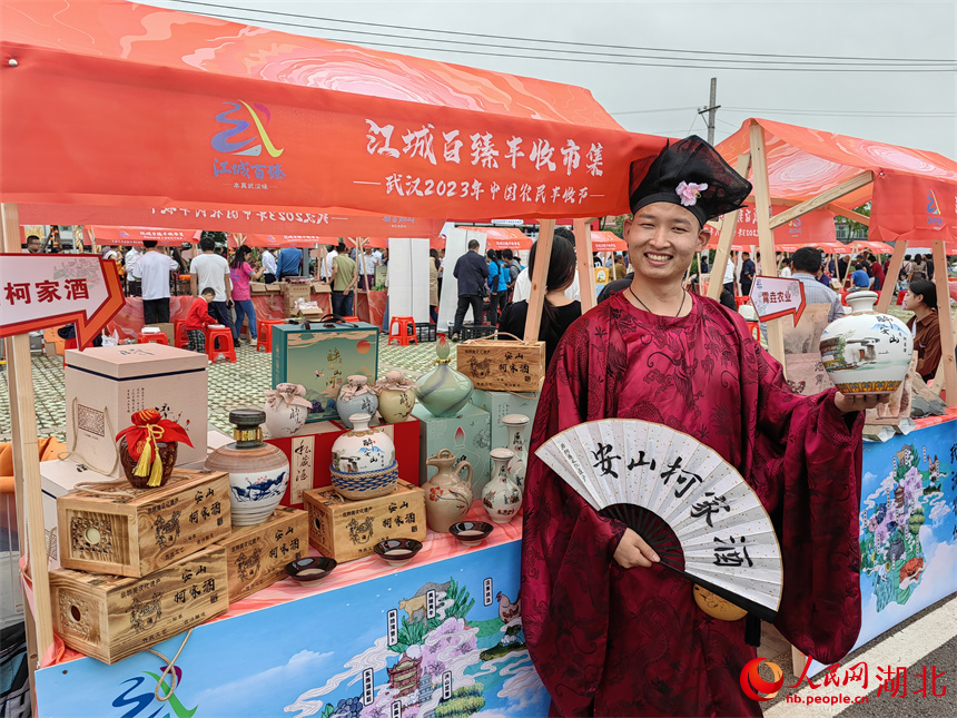 “江城百臻”豐收市集上，武漢50余家農(nóng)業(yè)企業(yè)帶來百余款特色農(nóng)副產(chǎn)品。人民網(wǎng)記者 郭婷婷攝