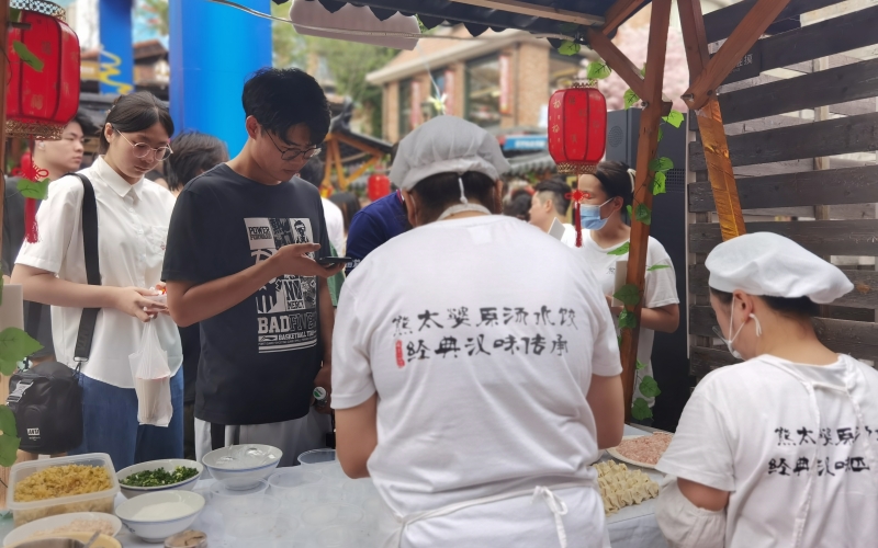 非遺“技·憶”節(jié)亮相武昌古城。