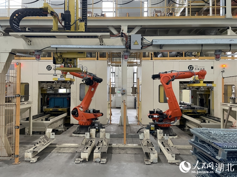 黃石東貝鑄造有限公司的自動(dòng)化生產(chǎn)線(xiàn)，該公司生產(chǎn)的雙質(zhì)量飛輪在國(guó)內(nèi)率先實(shí)現(xiàn)國(guó)產(chǎn)化替代。人民網(wǎng)記者 周恬攝