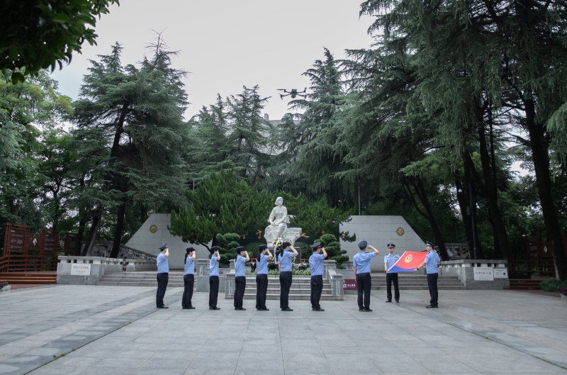 經(jīng)開分局青年民警向英烈致敬。謝威攝