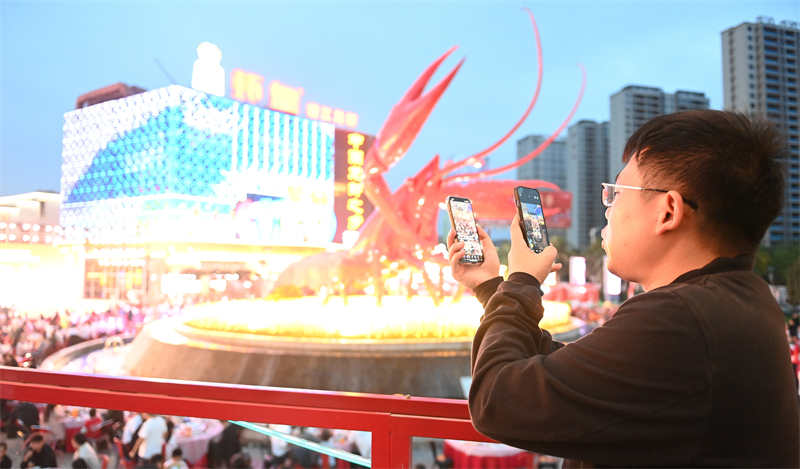 湖北潛江萬(wàn)人龍蝦宴開(kāi)席