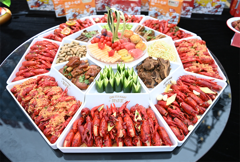 湖北潛江萬(wàn)人龍蝦宴開席