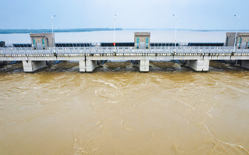 10月5日，興隆水利樞紐泄水閘所有閘門全開(kāi)，洪水敞泄。饒茜攝