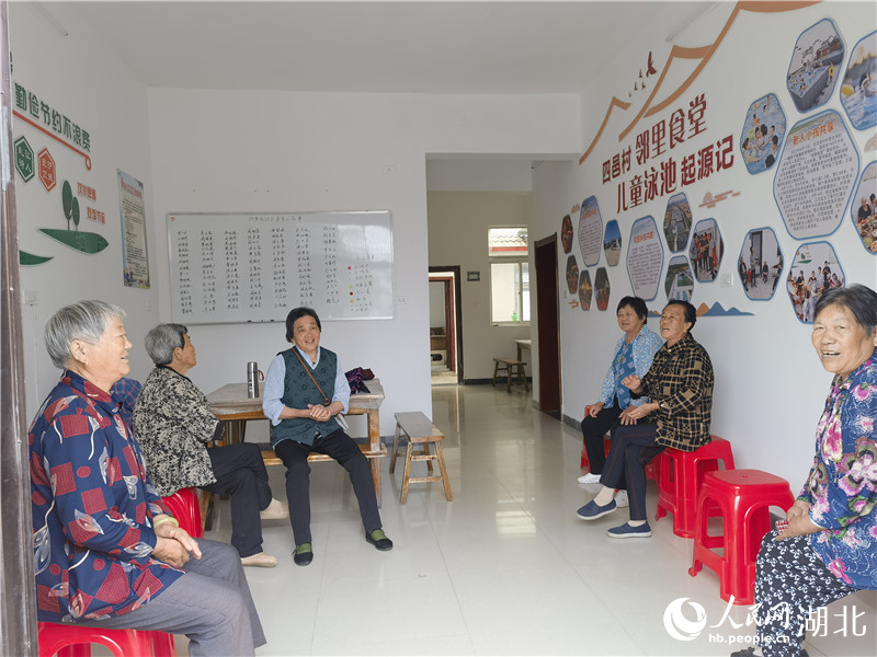 咸寧市嘉魚縣潘家灣鎮(zhèn)四邑村里的“鄰里食堂”里，老人們飯后聚在一起唱歌。人民網(wǎng) 周雯攝