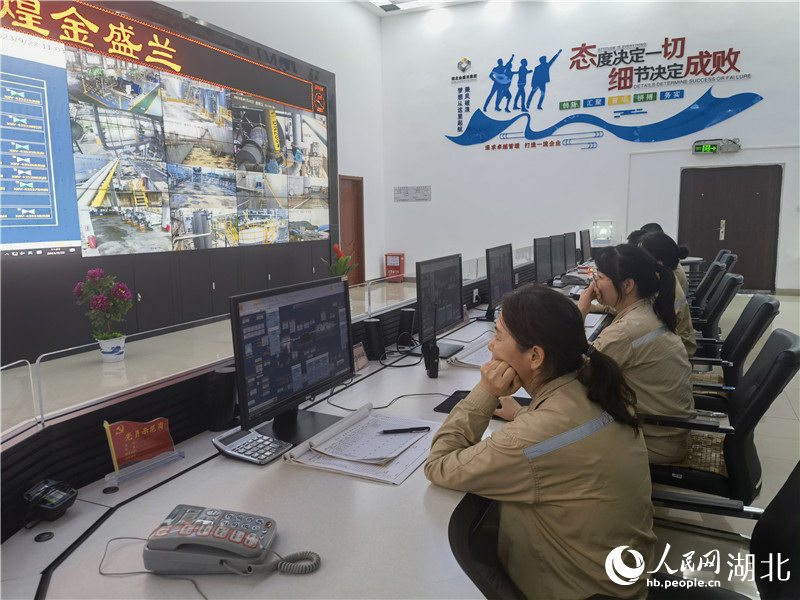 湖北金盛蘭冶金科技有限公司值班室內(nèi)，“黨員示范崗”桌牌擺在顯眼位置。人民網(wǎng) 周雯攝