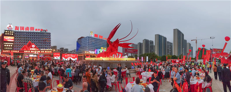 萬人同享潛江龍蝦。潛江市委宣傳部供圖