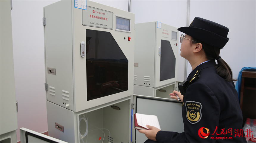 廢水自動在線監(jiān)控造假問題模擬現(xiàn)場。人民網(wǎng)記者 王郭驥攝