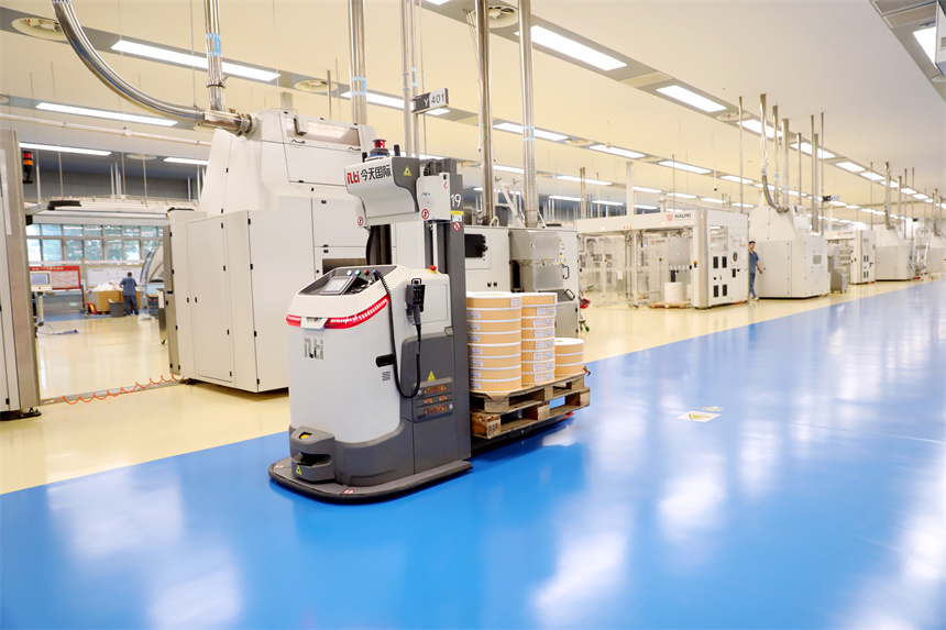 AGV導航車在車間內(nèi)自動駕駛，精準配送材料。楊明玥攝