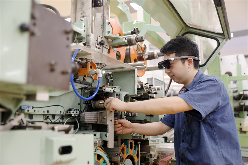 卷包車間機(jī)臺(tái)操作工正通過(guò)AR眼鏡檢查設(shè)備保養(yǎng)情況。楊明玥攝