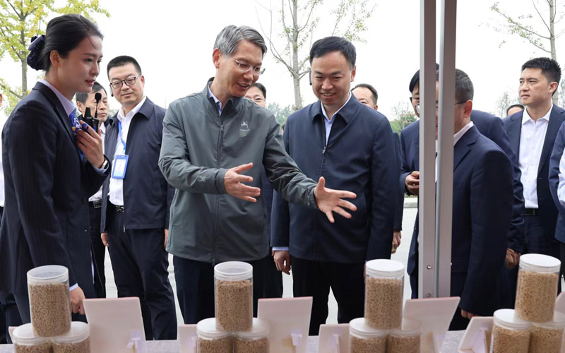 劉學(xué)生一行調(diào)研襄陽(yáng)正大百萬(wàn)噸飼料項(xiàng)目，了解正大產(chǎn)業(yè)鏈信貸創(chuàng)新產(chǎn)品情況。陳曉珞攝