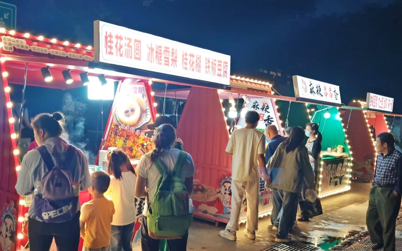 武漢戶部巷打造“石榴花夜市”。