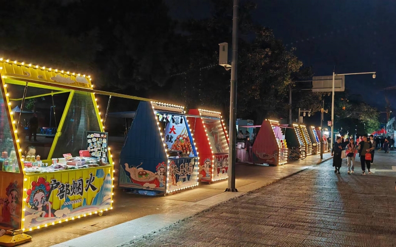 武漢戶部巷打造“石榴花夜市”。