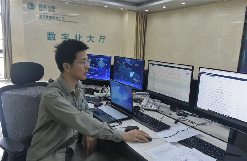 國(guó)網(wǎng)湖北電力員工在數(shù)字化大廳對(duì)公司網(wǎng)絡(luò)安全態(tài)勢(shì)進(jìn)行監(jiān)控,魯向東