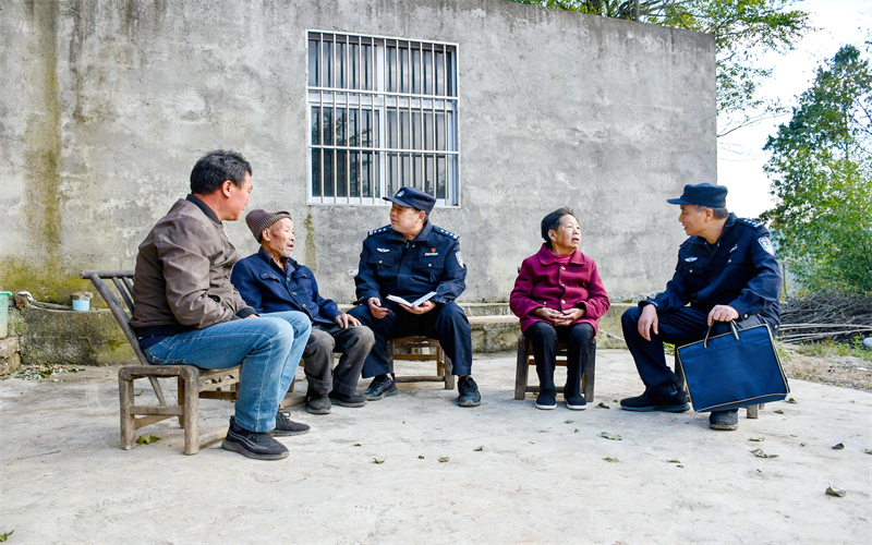 保康公安駐村工作隊(duì)民警在入戶走訪村民。
