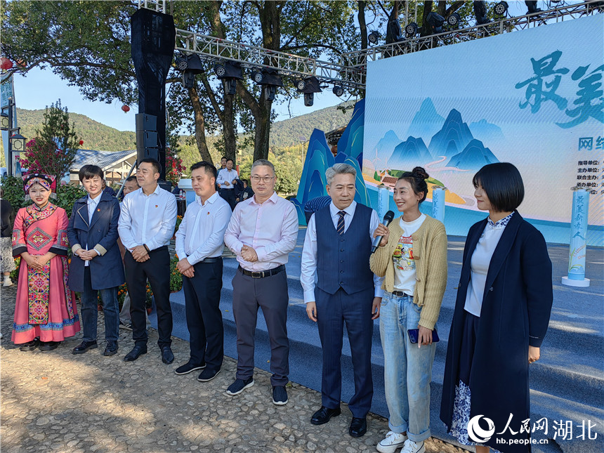 來自五省的“最美新農(nóng)人”接受媒體采訪。人民網(wǎng)記者 郭婷婷攝