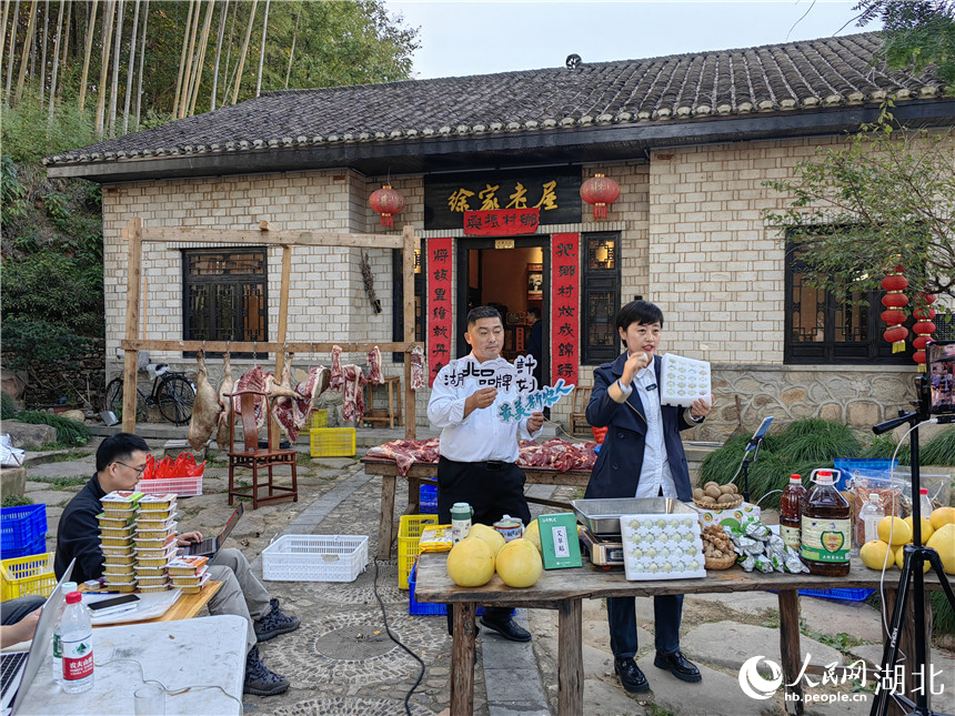 來自外省的“三農(nóng)”領(lǐng)域直播“達(dá)人”幫湖北農(nóng)產(chǎn)品帶貨。人民網(wǎng)記者 郭婷婷攝