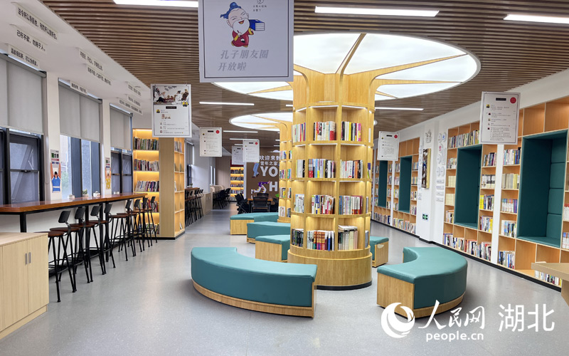 曬書臺(tái)社區(qū)黨群服務(wù)中心的圖書室。人民網(wǎng)記者 張雋攝