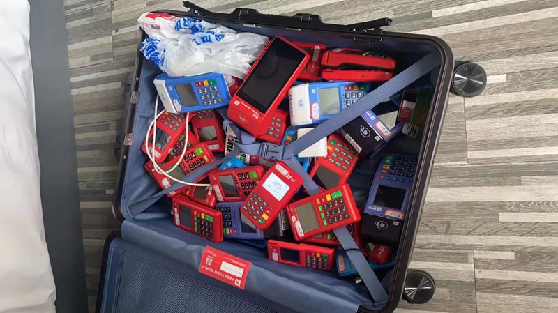 武漢警方查獲的作案用POS機。武漢市公安局供圖