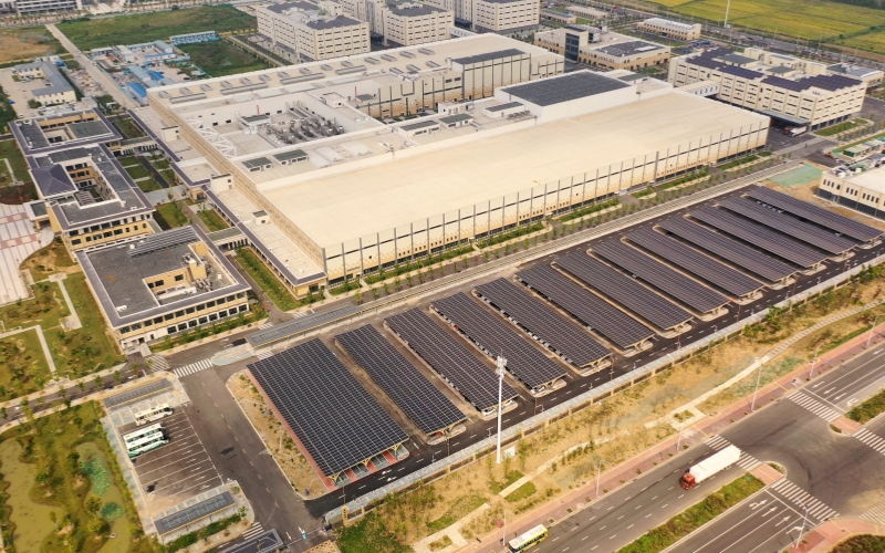 廠區(qū)光伏板車棚鳥瞰圖。馬強攝