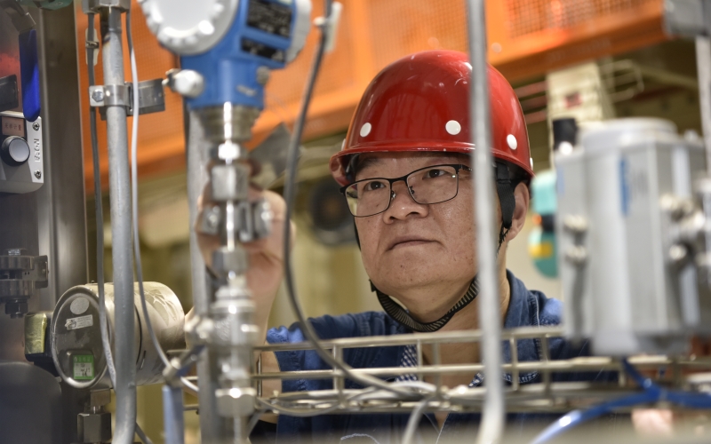 車間技師進行檢修設備。駱毅攝