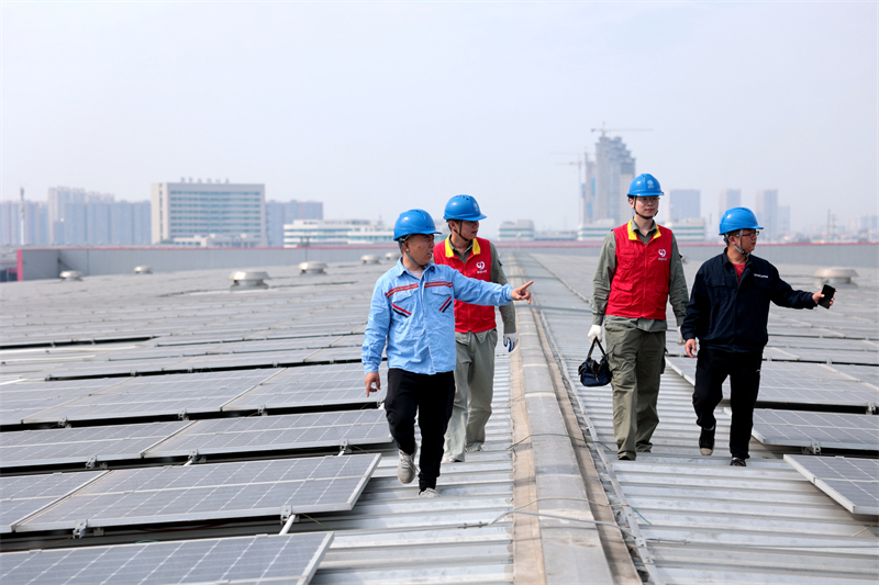 國(guó)網(wǎng)鄂州供電公司“鄂電紅馬甲”檢查唯品會(huì)光伏電站確保更多清潔能源上網(wǎng)。戴佩攝