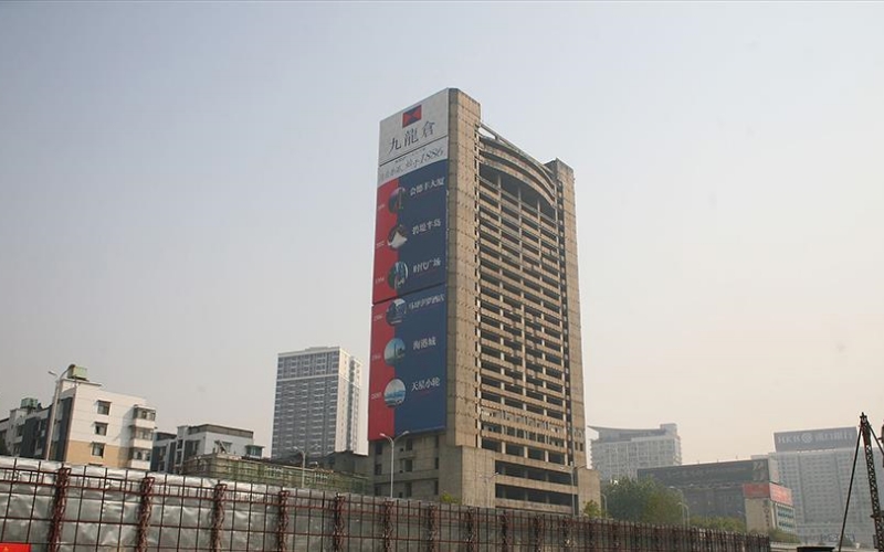 武漢鬧市區(qū)爛尾二十多年的金馬大廈曾是一道“城市傷疤”。受訪者供圖