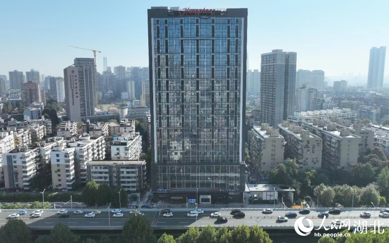 煥然一新的金馬大廈正準(zhǔn)備開業(yè)迎賓。人民網(wǎng)記者 郭婷婷攝