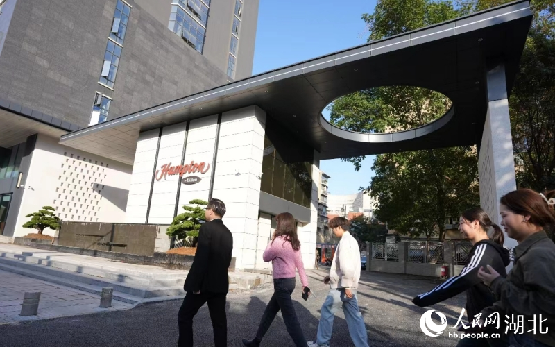 昔日爛尾樓變身知名酒店。人民網(wǎng)記者 郭婷婷攝