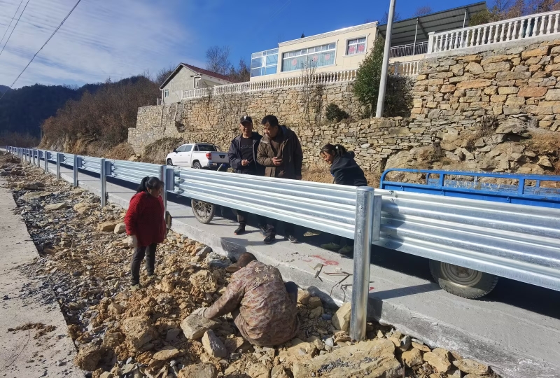 駐村工作隊巡查正在施工中的公路。王偉攝