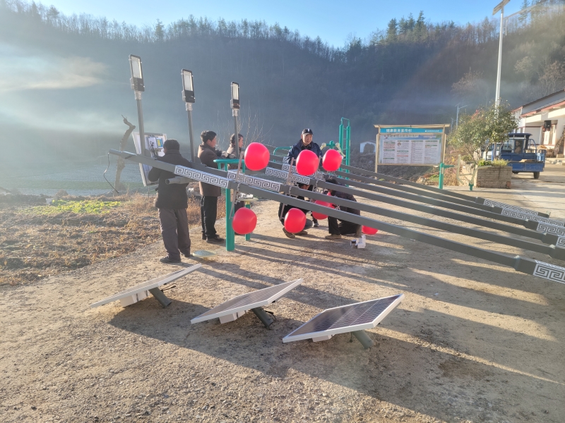 施工隊對即將安裝的太陽能路燈做最后一次檢查。王偉攝