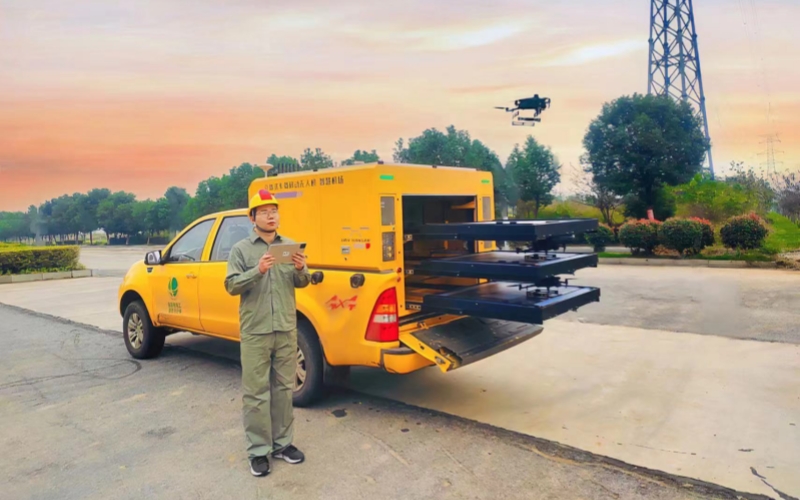 國網(wǎng)湖北電力員工李宏亮利用車載式移動機(jī)場對220千伏線路進(jìn)行自主巡檢。張雨薇攝