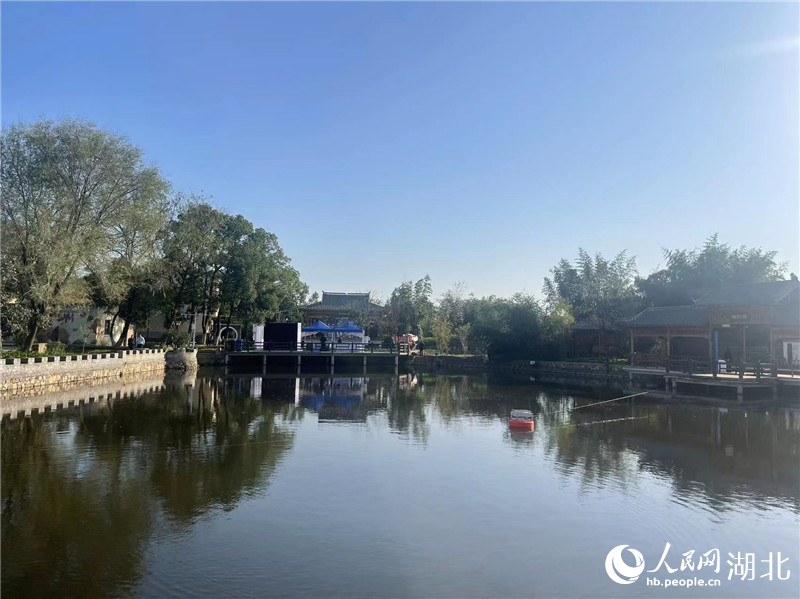 當(dāng)有人超過設(shè)定范圍靠近湖邊，周圍會響起警報(bào)。人民網(wǎng)記者周倩文攝