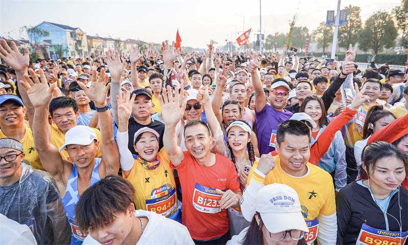 中國蝦谷·2023潛江返灣湖濕地馬拉松開跑。
