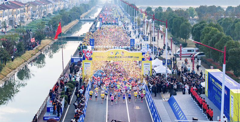 中國蝦谷·2023潛江返灣湖濕地馬拉松開跑。