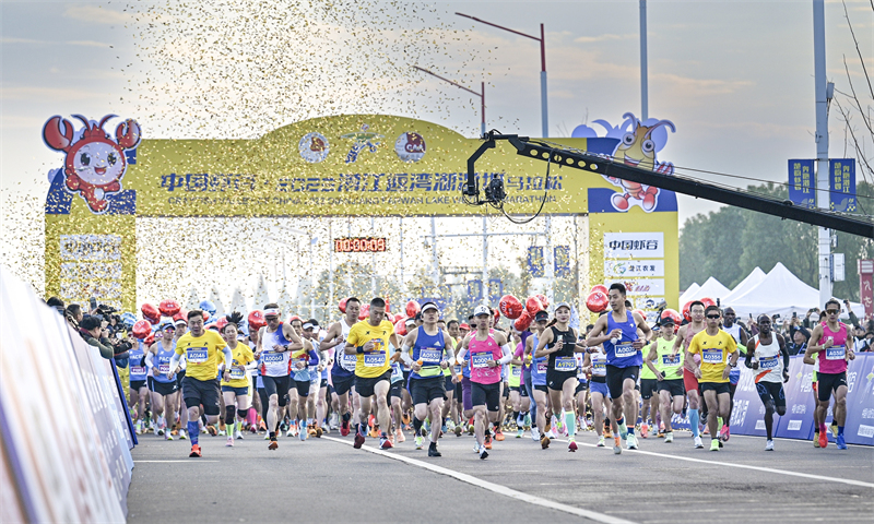 中國蝦谷·2023潛江返灣湖濕地馬拉松開跑。