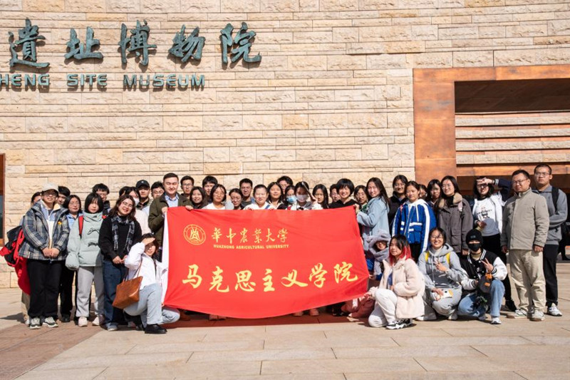 教學(xué)活動師生合影。魏雨城攝