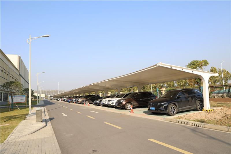 停車(chē)棚建設(shè)。姜欣欣攝