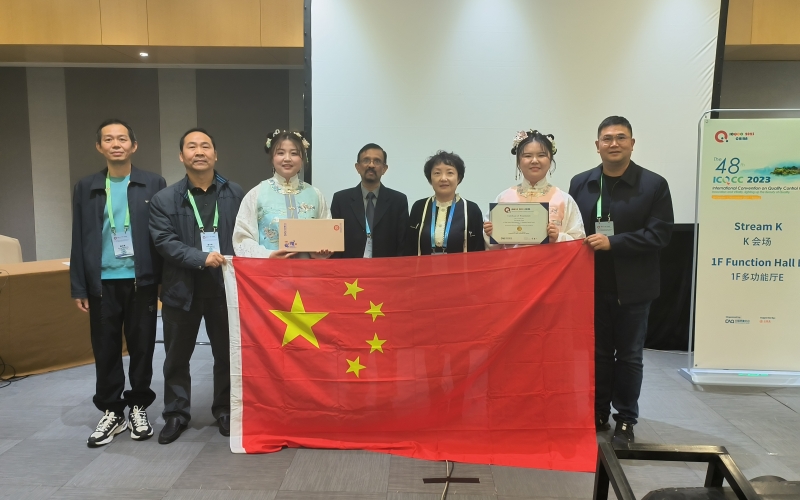 “新思路”QC小組與國際評委在發(fā)布現(xiàn)場合影。王妍攝